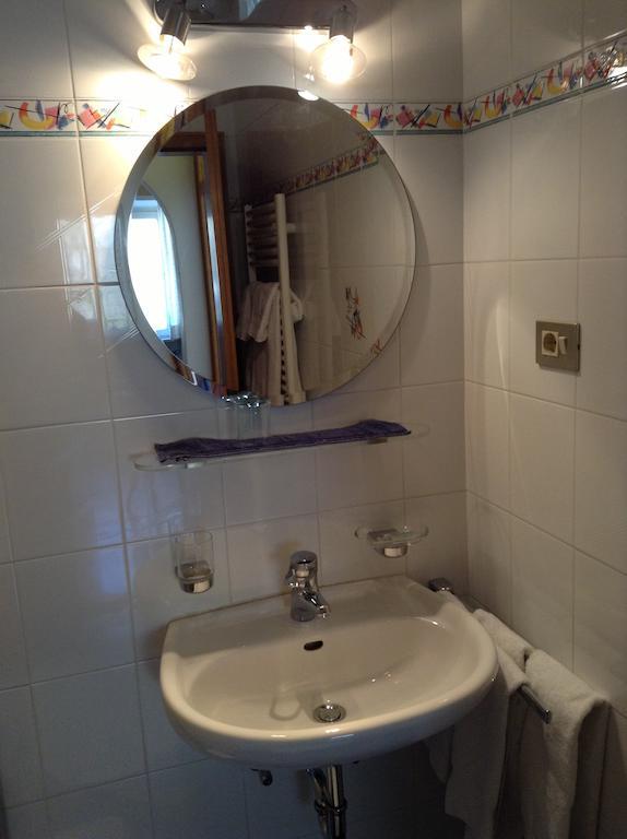 Aparthotel Garni Hofer Sexten Zimmer foto